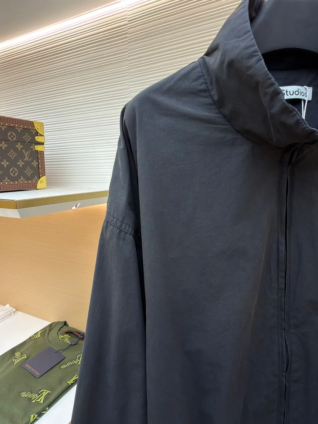 Acne Studios contrasting logo zipper jacket ●Original version: Purchased and developed for 6500 ●Item number: 1681084-B45 ●Material: Illusion elegant cotton fine woven silk fabric ●Technology: Solid printing production ●Version: Loose fit ●Weight: about 600 grams ●Size: 42-44-46-48 ●Description: Customized Illusion elegant cotton fine woven silk, soft and silky, comfortable and close to the skin, with aged black as the color The inadvertently smudged distressed effect meets the carrier of retro sentiments. The panel decorations are displayed in a homogeneous manner. It is embellished with the eye-catching Acne Studios 1996 contrasting logo on the back panel. It has a retro charm and exudes a modern simple fashion sense. The elastic cuffs and hem design cleverly outline the body lines and reveal a sense of high-end that cannot be ignored in the casualness. It is the most stylish fashion pioneer on the street, using solid printing. The chest printing has been modified by the film screen three times. Use glue liquid paint to print the pattern on the fabric, bake the fabric to fix the printed pattern, and use the gradient spraying process to make the clothes appear rich in color under different lights and increase the visual layering. Heavy washing uses a special solution to remove stains and slight fading, and then snowflake washing uses strong washing to remove fading and make the color more uniform. The hem is made at one time using a three-needle waist-stretching machine. The machine's special needle position and feeding mechanism are used to sew the elastic band and the fabric together in the same process. The three-needle design is stronger and can evenly distribute pressure to ensure that the elastic band and the fabric are tightly fitted. The overall wiring is straight and delicate, the fabric is comfortable and soft, and the color is consistent without color difference. It can be matched with the same style to create a fashionable look and control various occasions. Customized accessories, complete with three standards, same style for men and women!